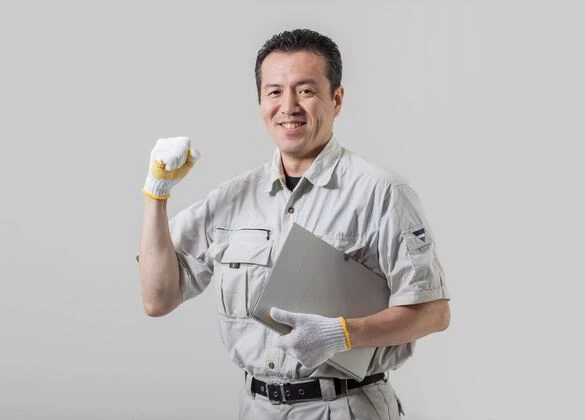 ポーズを決める作業服の男性